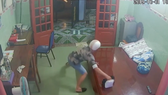 Hình ảnh nam thanh lấy trộm túi xách chứa nhân hột xoàn trị giá 1,2 tỷ đồng