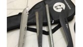 Hai thiếu niên đi “dạo” mang theo túi đựng vợt cầu lông chứa mã tấu trên phố