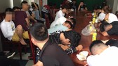 Nhóm "dân chơi" tại cơ quan công an.