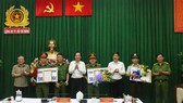 Phó Chủ tịch Thường trực UBND TPHCM Lê Thanh Liêm khen thưởng đơn vị phá án