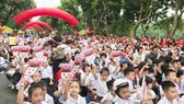 Còn nhiều phụ huynh chưa đội nón bảo hiểm cho con em