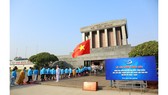 Các đại biểu thanh niên báo công dâng Bác