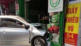 Nữ tài xế lao ô tô vào nhà dân ở Lò Đúc, Hà Nội