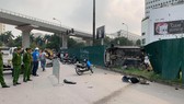 Chiếc ô tô gây tai nạn lật ngửa bên đường sau khi lao vào hàng loạt xe máy