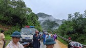 Quốc lộ 32 sạt lở, hàng trăm xe ô tô nối đuôi nhau nằm chờ