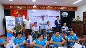 Tặng 220 xe lăn cho người khuyết tật
