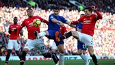 Alvaro Morata bất lực trong vòng vây các cầu thủ Man United