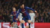 Messi vượt qua sự truy cản của Christensen