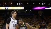 Kevin Durant (phải) đi bóng trước sự truy cản của một hậu vệ Spurs