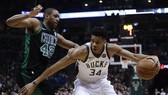 Giannis Antetokounmpo (phải) tỏa sáng