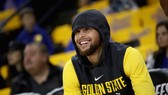 Stephen Curry làm nóng nhưng rồi vẫn ngồi ngoài sân đấu