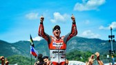 Jorge Lorenzo ăn mừng chiến thắng