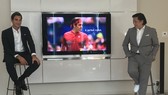 Federer (phải) trong buổi giới thiệu trang phục toàn đỏ của Uniqlo mà anh sẽ sử dụng ở US Open