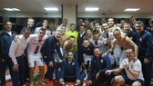 Khabib chụp hình cùng các cầu thủ CSKA