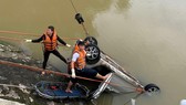 Taxi lao xuống sông, 1 người chết, 1 người mất tích