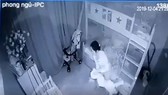 Làm rõ việc bảo mẫu hành hạ bé 1 tuổi