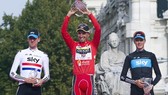 Cobo (giữa) thắng Áo đỏ Vuelta a Espana 2011, và Froome (bên phải) xếp hạng nhì