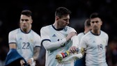 Messi nổi bật trong hình, nhưng người làm nền phía sau anh là Martinez (số 22) lại mới là người tỏa sáng