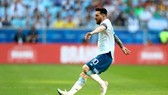 Messi, hãy đuổi theo bóng, như một chú chó săn đuổi mồi săn là một con thỏ