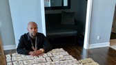 "Money" Mayweather khoe 2 triệu USD tiền mặt trên bàn