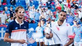 Kyrgios (phải) và Medvedev