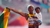 Fraser-Pryce ăn mừng chiến thắng cùng con gái của mình