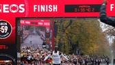 Kipchoge băng qua cổng chào và làm nên lịch sử