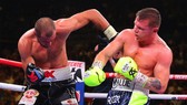 Canelo tung đòn KO Kovalev