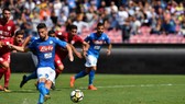 Dries Mertens (Napoli) sút thắng quả 11m trước Cagliari. Ảnh: ANSA