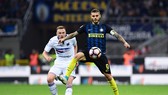 Mauro Icardi (Inter, phải) đi bóng trước hậu vệ Sampdoria. Ảnh: Getty Images.