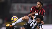Ricardo Rodriguez (trên, AC Milan) tranh bóng với Juan Cuadrado (Juventus). Ảnh: Getting Images.