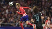 Antoine Griezmann (trái, Atletico Madrid) trong pha không chiến trước David Luiz. Chelsea) Ảnh: Getty Images.