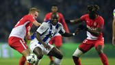 Tiền đạo Vincent Aboubakar (giữa, Porto) tung hoành giữa hàng phòng thủ Monaco. Ảnh: Getty Images.