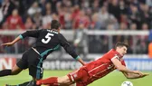 Robert Lewandowski (phải) chỉ chực té ngã trong khu cấm Real Madrid.