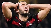 Tiền vệ Hakan Calhanoglu của Milan sẽ bỏ lỡ trận gặp Napoli