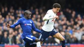Dele Ali (phải, Tottenham) đi bóng trươ`1c N'Golo Kante.