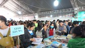 Hội sách xả kho cuối năm tập trung vào những đầu sách dành cho giới trẻ, với mức giảm cao nhất lên đến 70%