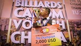 Mã Minh Cẩm với chiếc cúp vô địch 1 băng. Ảnh: Dũng Phương