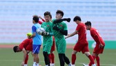 Thủ môn Bùi Tiến Dũng nỗ lực tập luyện quyết thắng U 22 Thái Lan. Ảnh: Khang Duy