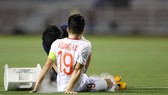 Chấn thương của Quang Hải trong trận thắng Singapore buộc phải chia tay SEA Games 30. Ảnh: Dũng Phương
