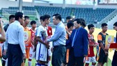 Phó chủ tịch VFF Cao Văn Chóng cùng ông Nguyễn Công Khế, trưởng BTC giải bắt tay chào mừng các đội tham dự. Ảnh: ANH TIẾN