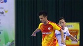 Cầu thủ Đặng Phước Hạnh (áo đỏ/vàng)
