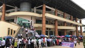Đông đảo khán giả đến sân Việt Trì ngày 3-6. Ảnh: Nhật Đoàn