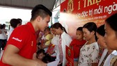Quang Hải cùng công ty NutiFood có chương trình thật ý nghia tại Phú Thọ. Ảnh: Anh Trần