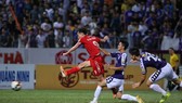 Cú bứt tốc và ghi bàn gỡ hòa của Văn Toàn trong trận Hà Nội - HA.GL. Ảnh: MINH HOÀNG