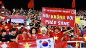 Nhiều CĐV đã căng băng-rôn kêu gọi nói không với pháo sáng.