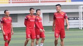 Các cầu thủ từ ĐTQG vừa vào TPHCM chỉ tập nhẹ ở bên ngoài. Ảnh: Hữu Thịnh