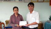 Đại diện Báo SGGP tại miền Trung trao tiền hỗ trợ cho chị Nguyễn Thị Nga