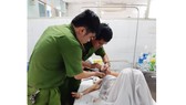 Đến tận giường bệnh làm giấy CMND cho người dân