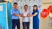 Hỗ trợ tiền để cải thiện bữa cơm cho học sinh nghèo vùng cao